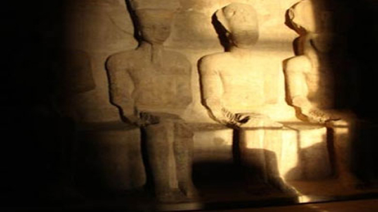 بالفيديو| لحظة تعامد الشمس على وجه تمثال رمسيس الثاني في معبد أبو سمبل بأسوان