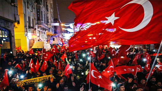 متظاهرون أتراك ينزعون علم هولندا من فوق سفارتها بإسطنبول