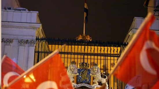 بالفيديو.. متظاهر تركي يرفع علم بلاده فوق مبنى القنصلية الهولندية في إسطنبول
