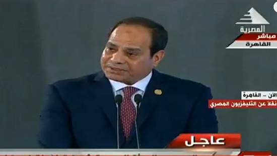السيسي يدعوا الحضور للوقوف احترامًا للمرأة المصرية