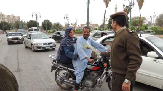 ضباط أسيوط يوزعون الورود علي الأمهات بالشوارع بمناسبة عيد الأم