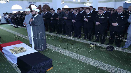 بالصور.. عبدالغفار يتقدم جنازة شهيد العريش