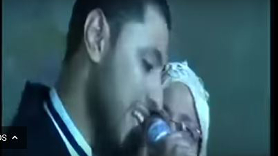 بالفيديو.. عريس يفاجئ أمه بأغنية تتسبب في بكاء الجميع