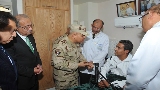  رئيس الوزراء ووزير الدفاع يتفقدان مصابي القوات المسلحة بالمستشفيات