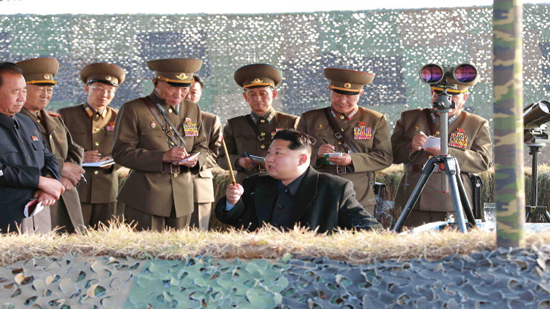 زعيم كوريا الشمالية مع مجموعة من الضباط (أرشيف)