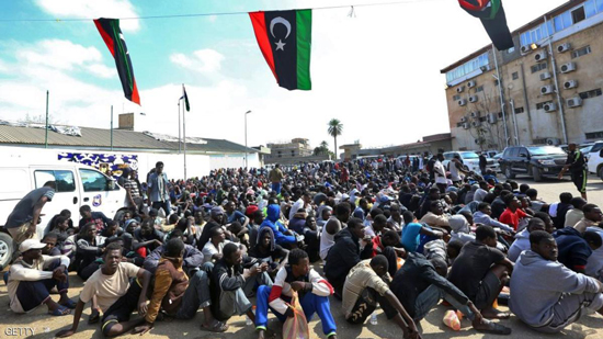 مهاجرون أفارقة في أحد مراكز الاحتجاز في ليبيا.