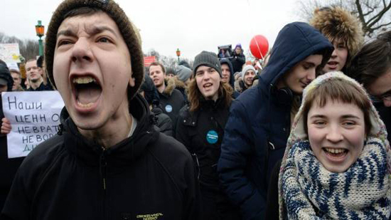 المئات يصطفون وسط موسكو لتسليم التماسات مكتوبة لمطالبة 