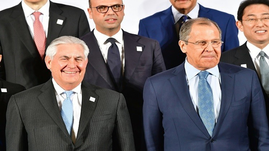 لافروف وتيلرسون يقفان في الصف الأول معا خلال صورة جماعية لاجتماع وزراء خارجية مجموعة العشرين في 16 فبراير 2017 في بون، ألمانيا.