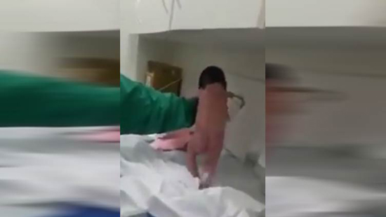  بالفيديو.. طفل حديث الولادة يُفاجئ الجميع بقدرته على المشي