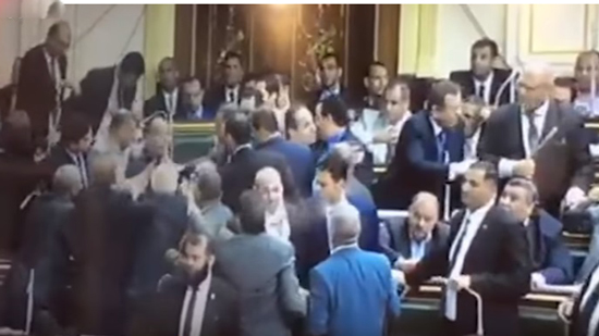 بالفيديو.. مشادة في البرلمان بسبب حادث المنيا