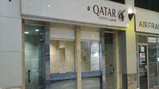المطار: سحب تصاريح العاملين بالخطوط القطرية وإغلاق مكاتبها
