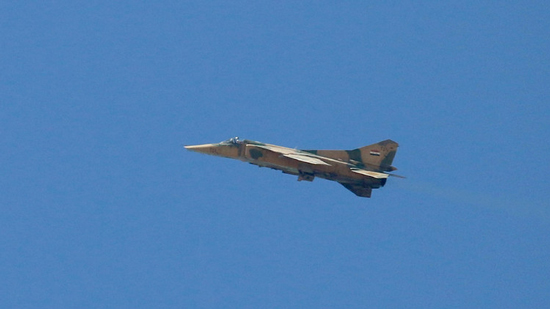 الدفاع السورية: التحالف الدولي يسقط مقاتلة للجيش بريف الرقة وفقدان الطيار