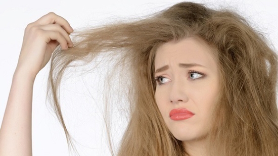 6 خطوات لتنعيم شعرك الجاف.. جربيهم