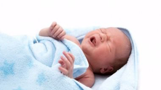 طبيب أطفال: صرخة المولود مؤشر على صحته وتفتح الرئتين للتنفس
