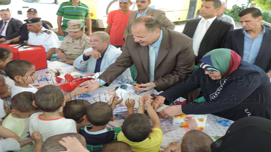 مدير أمن الإسماعيلية يزور دور رعاية أيتام ومسنين للاحتفال بالعيد