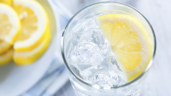 رجيم الماء والليمون لخسارة الوزن فوائده وآثاره الجانبية 