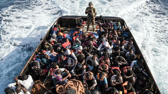 10000 يحاولون عبور المتوسط فى 4 أيام.. وإيطاليا تهدد بمنع دخول مراكب الهجرة