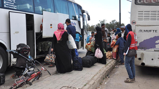 عائلات خلال خروجها من حي الوعر في حمص.