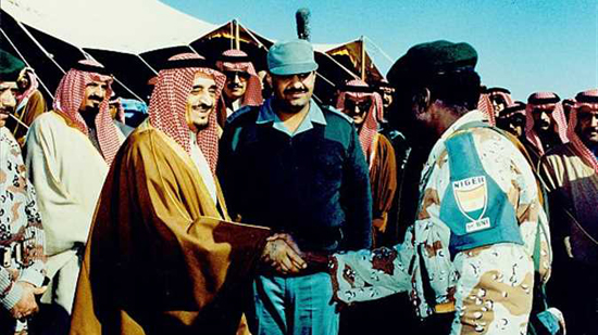 مستشار الديوان السعودي: الملك فهد وبخ حمد بن خليفة على قلة أدبه مع والده وكلامه الأرعن