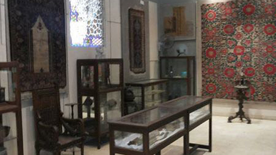  بالصور..وكيل فنون تطبيقية يؤسس متحف يضم 680 قطعة أثرية بجامعة حلوان