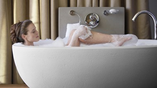 الاستحمام بالملح يخلص الجسم من السموم والتوتر ويخفف آلام المفاصل
