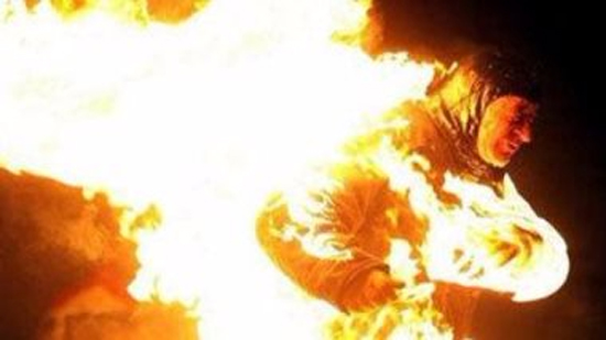 زوج يشعل النار في زوجته حيه بعد اكتشافها خيانته