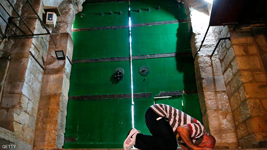 الصلاة عند أحد أبواب باحة المسجد الأقصى