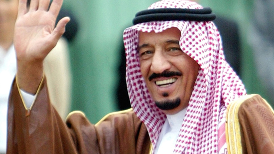 التايمز: 1000مرافق لملك السعودية في رحلة الاستجمام