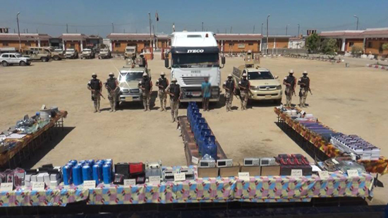 الجيش يحبط عملية تهريب كبيرة للأسلحة وذخائر من السويس إلى سيناء