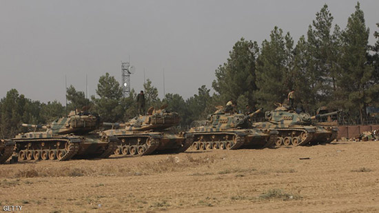 دبابات ومدافع تركية تتحرك إلى الحدود السورية