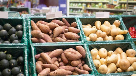 مصادر قطرية: نقص حاد بمنتجات الألبان فى الدوحة وكيلو الطماطم يصل 15 ريال
