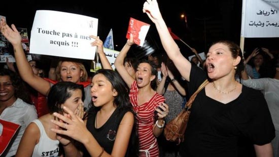 نساء تونسيات يتظاهرن خلال العيد الوطني للمرأة بلافتات كتب عليها 