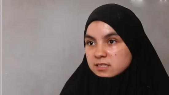 بالفيديو زوجة داعشي: يقتلون الرجال ويغتصبون النساء.. أريد العودة لأسرتي