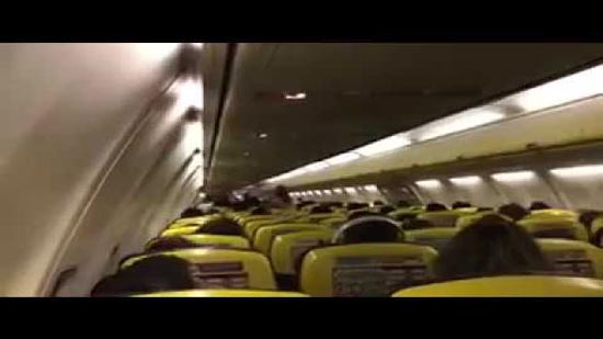 فيديو مضيف جوي يعلن التنويهات لركاب الطائرة على أنغام Despacito