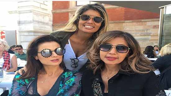 زوجة عمرو دياب تنشر صورة لها مع صديقاتها.. ومتابع: ركزي أحسن مع جوزك