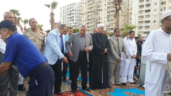 بالصور.. ساحة الحرفيين ومدير الأمن يؤدون صلاة عيد الأضحى بساحة الحرفيين