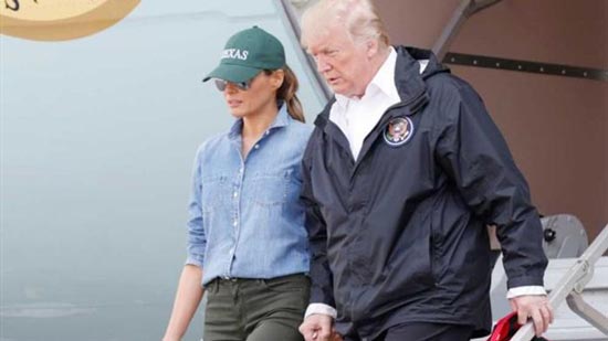 ترامب وزوجته يساعدان الناجين من إعصار هارفي.. فيديو