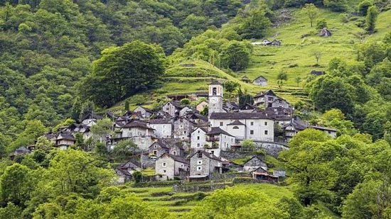 قرية سويسرية يسكنها 16 شخصاً لفندق