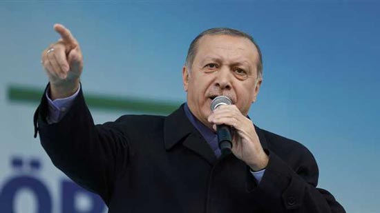 الرئيس التركي رجب طيب أردوغان يلقي خطاباً أمام أنصاره في مدينة ريزي لدعم الاستفتاء القادم، 3 أبريل 2017. - صورة أرشيفية