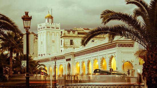 الجزائر تلزم المساجد بمنع الإفراط في رفع صوت الآذان