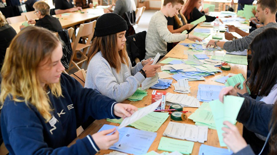 عمليات فرز الأصوات في اقتراع 24 سبتمبر 2017 بكانتون زيورخ، وقد دُعيَ المواطنون للتصويت على موضوعات فدرالية وأخرى محلية.