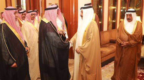 ضربة خليجية جديدة لتميم.. ملك البحرين يستقبل شيخ قبيلة 