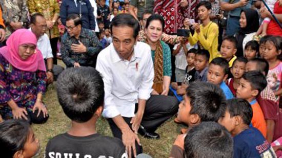 الرئيس الإندونيسى يزور متضررى بركان بالى وسط نشاط كثيف للبركان