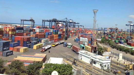 نشاط في حركة السفن والشاحنات والبضائع بميناء الإسكندرية