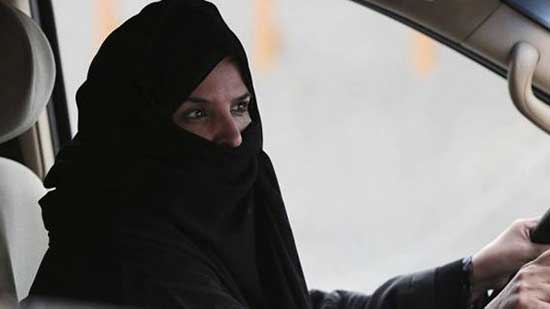 السعودية تكشف عن السن القانوني للمرأة للسماح بقيادة السيارة