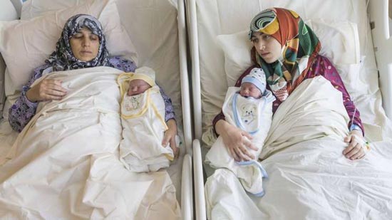 أم سورية وابنتها تنجبان في نفس اللحظة
