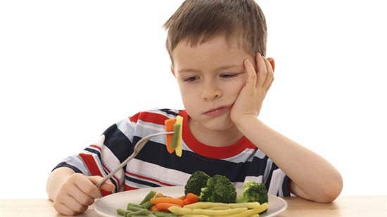 7 أخطاء غذائية تدمر صحة طفلك.. والأخير يؤدي إلى الإمساك
