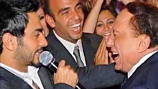 شاهد كيف أضحك تامر حسنى الزعيم عادل إمام