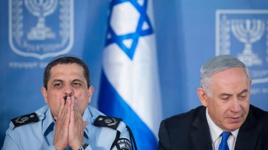 رئيس الحكومة الغسرائيلي، بنيامين نتنياهو والمفتّش العامّ للشرطة، روني الشيخ