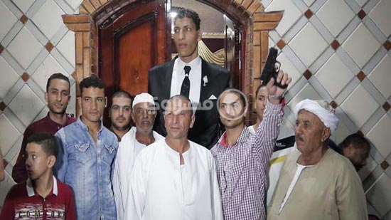 مصراوي في قرية أطول رجل بمصر.. كيف يعيش لاعب السلة العملاق؟
